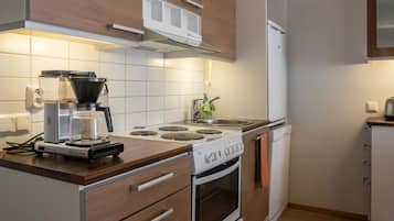 Jääkaappi, mikroaaltouuni, astianpesukone, syöttötuoli