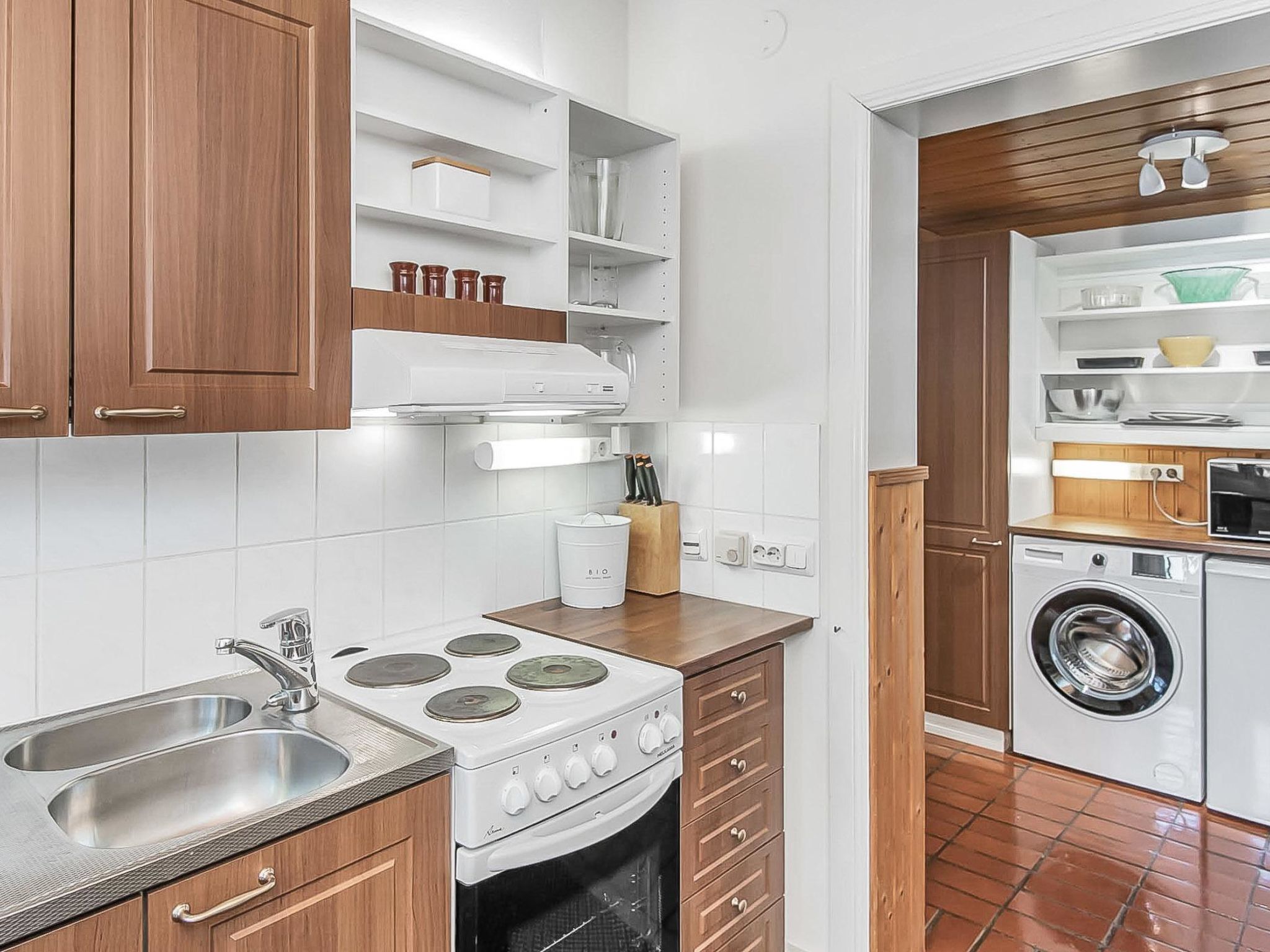 Kühlschrank, Mikrowelle, Geschirrspüler, Kochgeschirr/Geschirr/Besteck