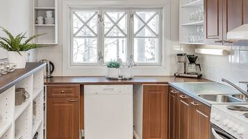 Een koelkast, een microgolfoven, een vaatwasser