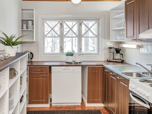 Een koelkast, een microgolfoven, een vaatwasser