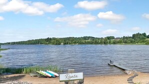 A lakeside view with a sign reading "Ranta," a dock, and paddle boats. - Satakieli by Interhome (Somero)