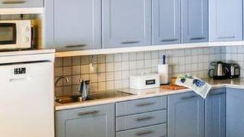 Fridge, microwave, dishwasher, cookware/dishes/utensils