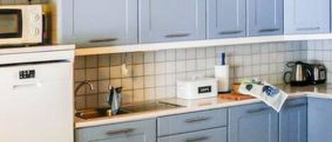 Køleskab, mikrobølgeovn, opvaskemaskine, køkkentøj/tallerkener/redskaber