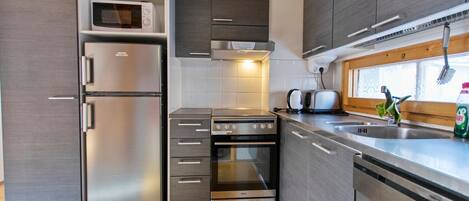 Frigorifero, microonde, lavastoviglie, pentole/stoviglie/utensili