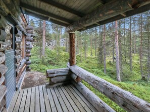 Una terraza de madera con vistas a un bosque.