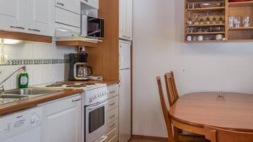 Kühlschrank, Mikrowelle, Geschirrspüler, Kochgeschirr/Geschirr/Besteck