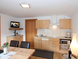 Kühlschrank, Mikrowelle, Geschirrspüler, Kochgeschirr/Geschirr/Besteck