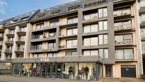 Un edificio a più piani con una vetrina che reca la scritta "VIVA".