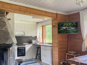 Fridge, microwave, dishwasher, cookware/dishes/utensils