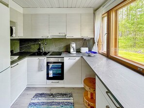 Refrigerador, microondas, lavavajillas y utensilios de cocina 