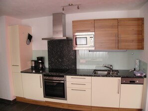 Réfrigérateur, micro-ondes, lave-vaisselle, grille-pain