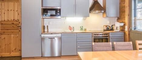 Jääkaappi, mikroaaltouuni, astianpesukone