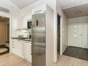 Køleskab, mikrobølgeovn, opvaskemaskine, køkkentøj/tallerkener/redskaber