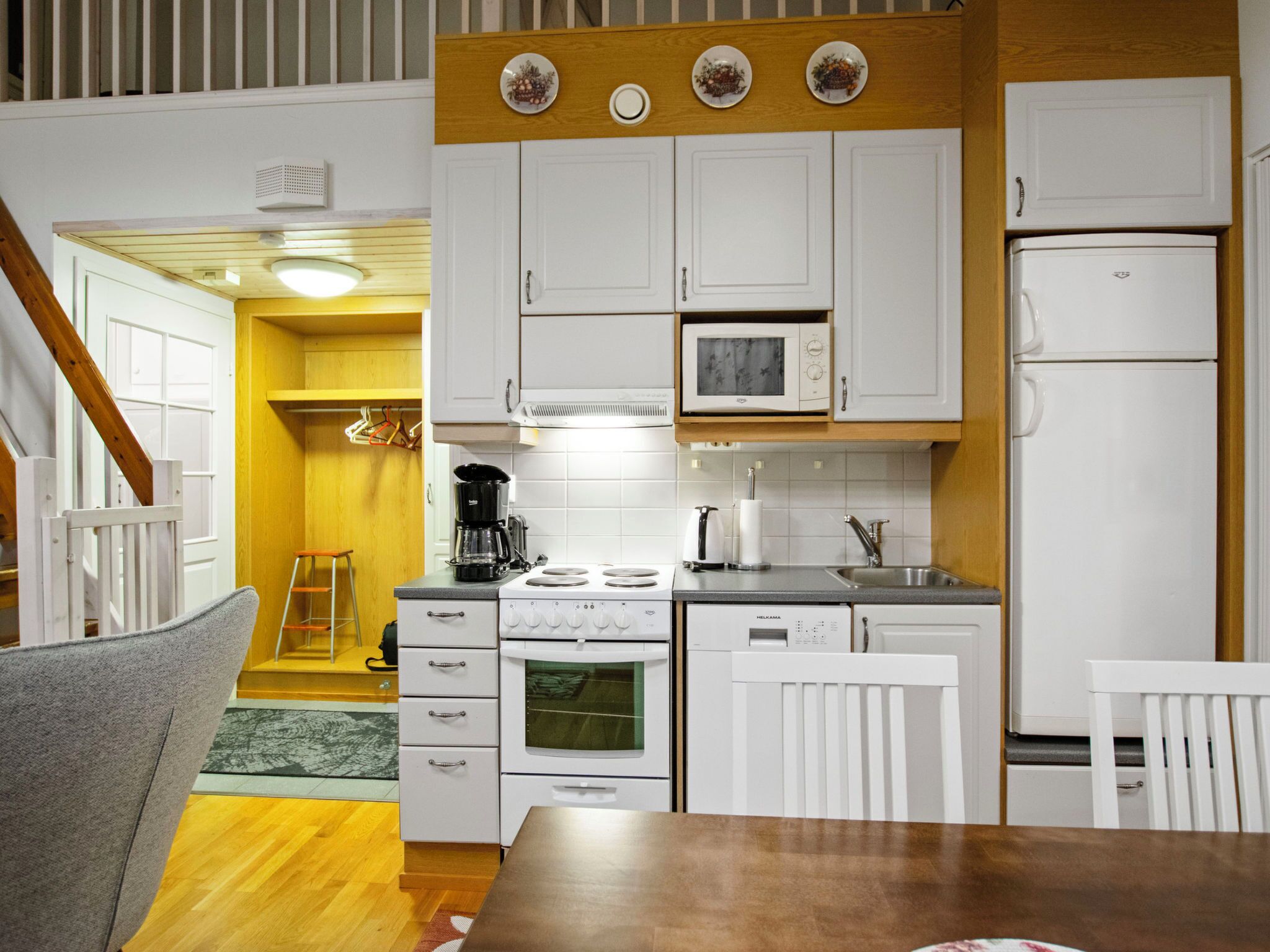 Jääkaappi, mikroaaltouuni, astianpesukone