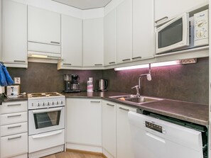 Jääkaappi, mikroaaltouuni, astianpesukone