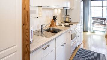 Geladeira, micro-ondas, lava-louças