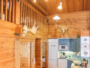 Kühlschrank, Mikrowelle, Geschirrspüler, Kochgeschirr/Geschirr/Besteck