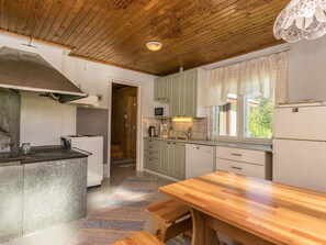 Køleskab, mikrobølgeovn, opvaskemaskine, køkkentøj/tallerkener/redskaber