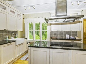 Een koelkast, een microgolfoven, een vaatwasser