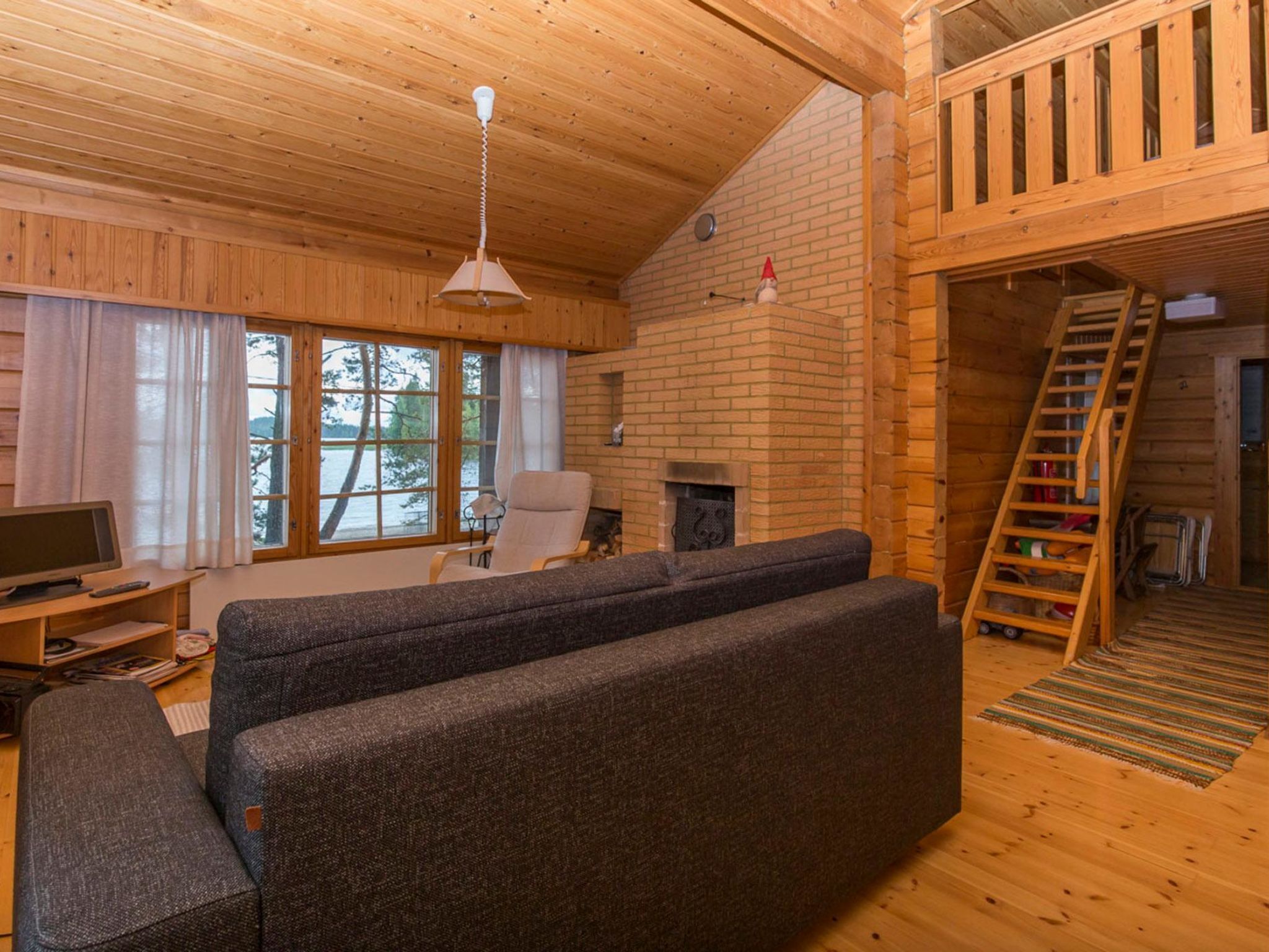 Una televisión, un reproductor de DVD