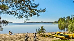 Un cadre idyllique au bord du lac, avec des vélos et des kayaks à disposition, une plage de sable et un lac aux eaux calmes.