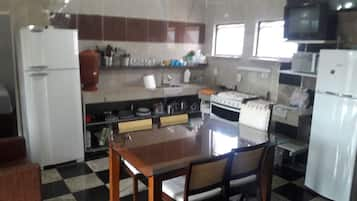 Casa até 9 pessoas 2 suites e cozinha | Área do café da manhã | Café da manhã com buffet todos os dias (BRL 25 por pessoa) 