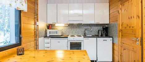 Réfrigérateur, micro-ondes, lave-vaisselle, chaise haute