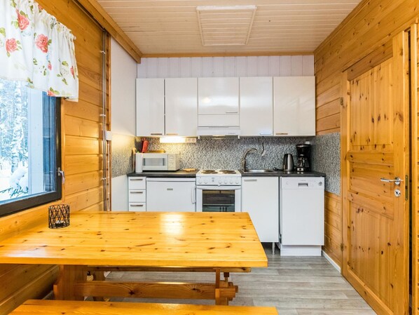 Køleskab, mikrobølgeovn, opvaskemaskine, højstol