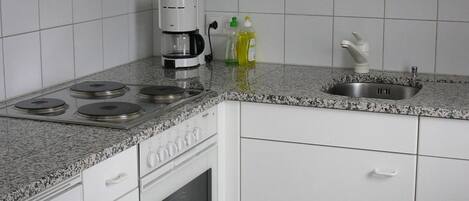 ثلاجة، كرسي للأطفال، مستلزمات طهي/أطباق/أوعية