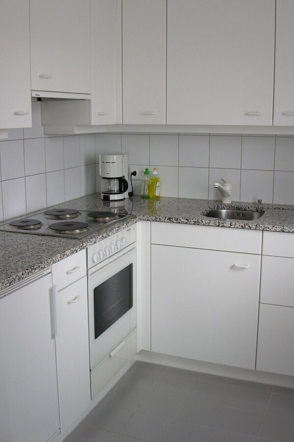 Kühlschrank, Hochstuhl, Kochgeschirr/Geschirr/Besteck