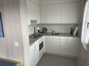 Kühlschrank, Hochstuhl, Kochgeschirr/Geschirr/Besteck