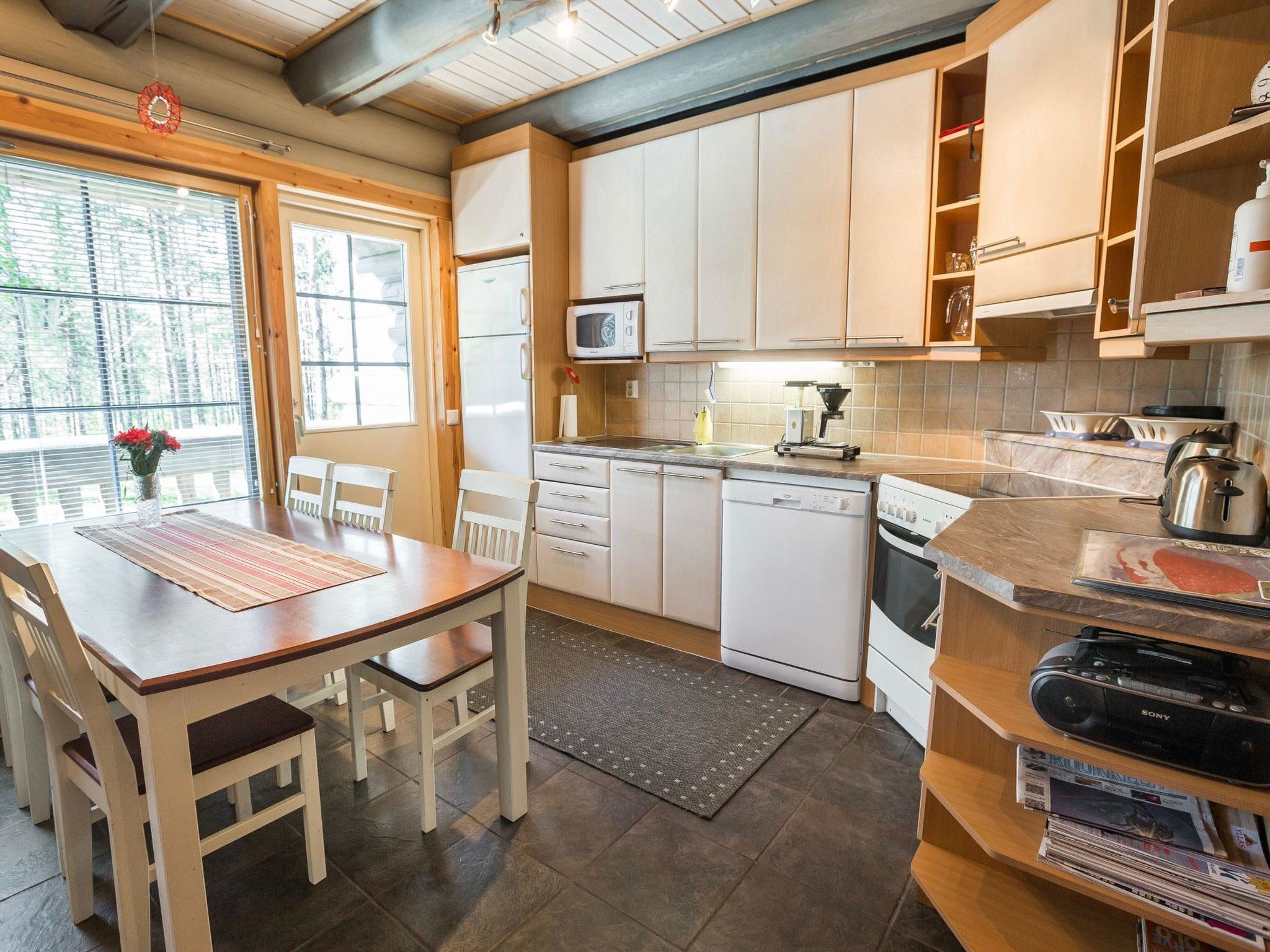 Een koelkast, een microgolfoven, een vaatwasser, een kinderstoel