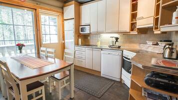 Geladeira, micro-ondas, lava-louças, cadeirão de bebê