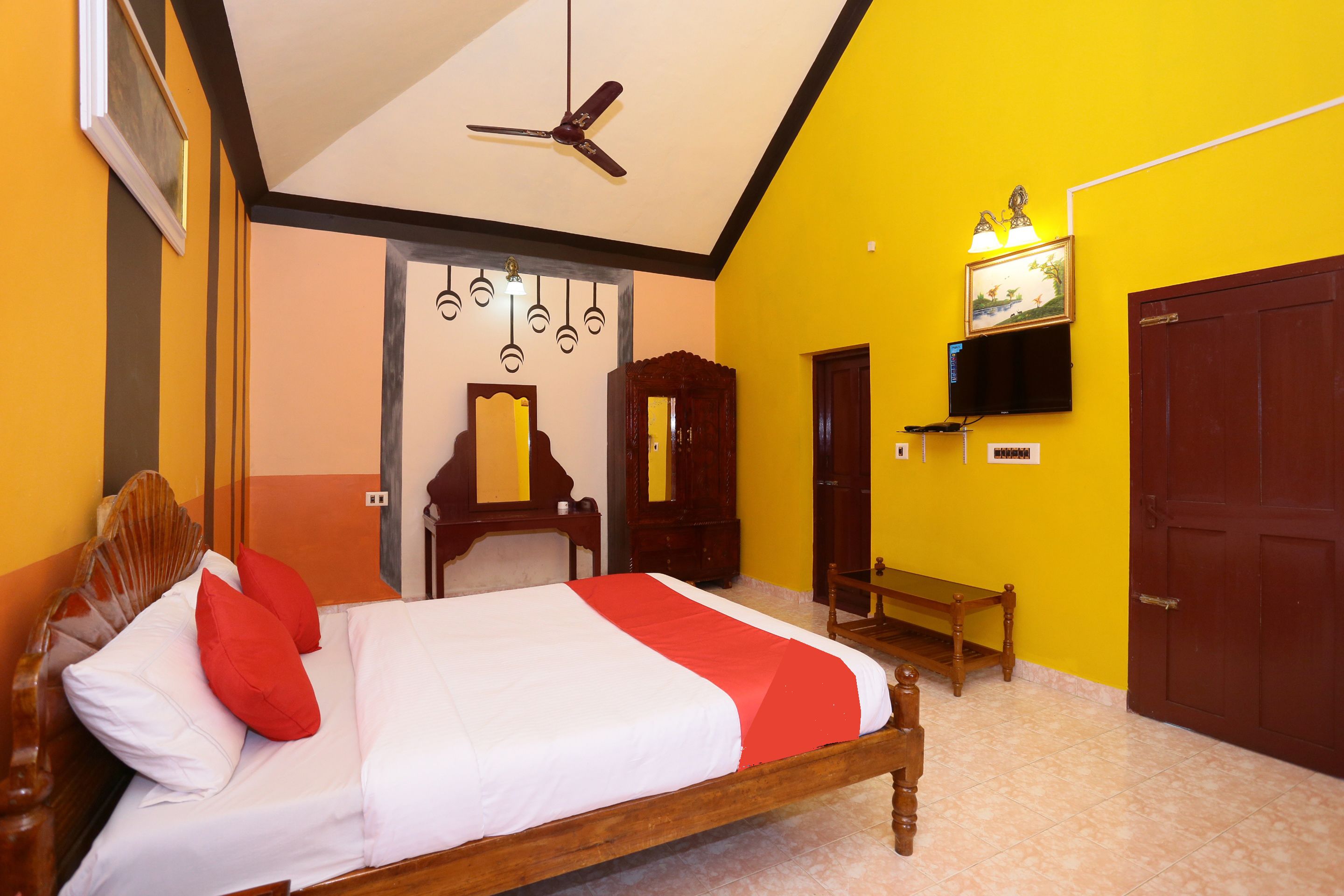 Grand Cottage | Hypo-allergenic bedding, desk, rollaway beds, bed sheets