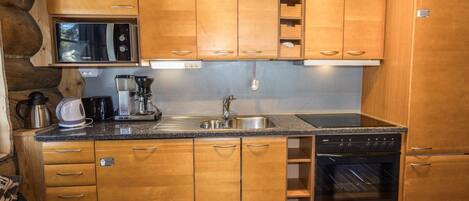 Frigorifero, microonde, lavastoviglie, pentole/stoviglie/utensili