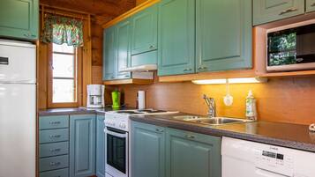 Fridge, microwave, dishwasher, cookware/dishes/utensils