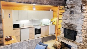 Kjøleskap, mikrobølgeovn, oppvaskmaskin og kjøkkenutstyr