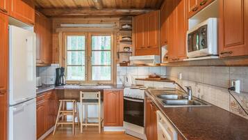 Fridge, microwave, dishwasher, cookware/dishes/utensils