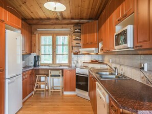 Refrigerador, microondas, lavavajillas, utensilios de cocina