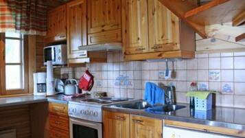 Fridge, microwave, dishwasher, cookware/dishes/utensils