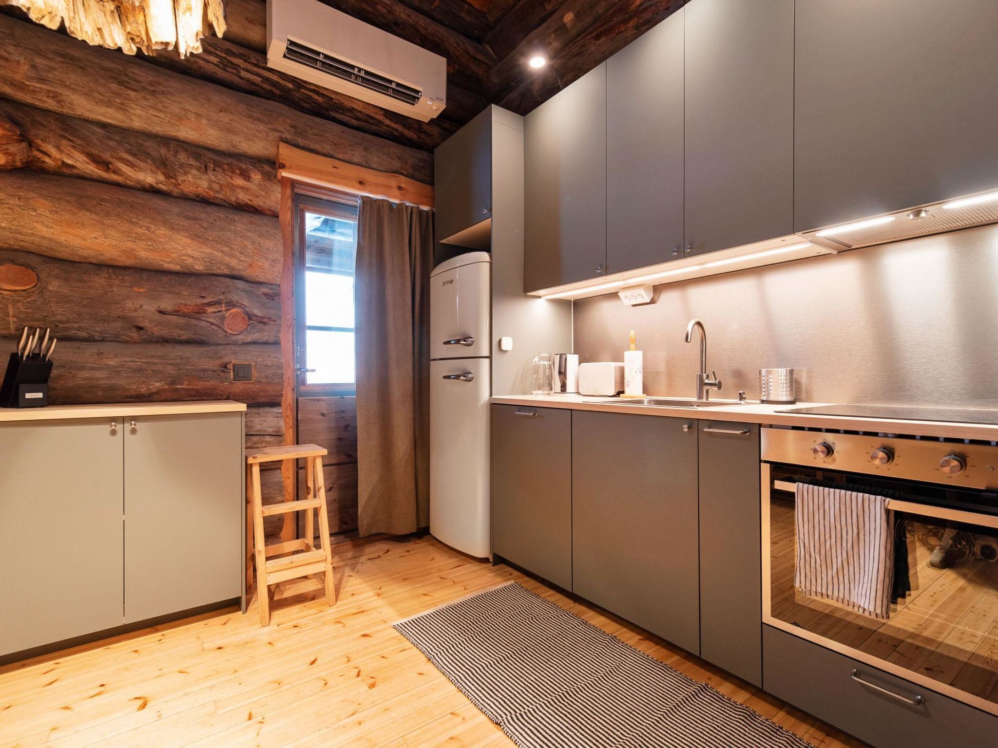 Kühlschrank, Mikrowelle, Geschirrspüler, Kochgeschirr/Geschirr/Besteck