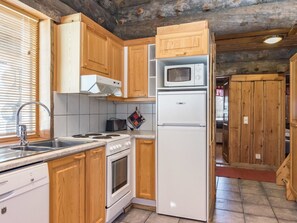 Kühlschrank, Mikrowelle, Geschirrspüler, Kochgeschirr/Geschirr/Besteck