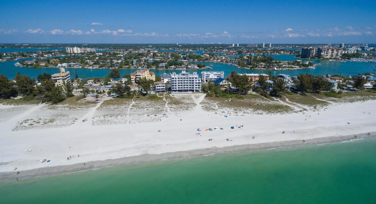 Seminole (FL) 2BR/2BA Condo: Beachfront, Pool & Balcony Hotel room