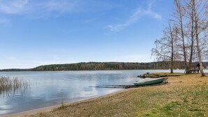 Um lago tranquilo com um píer e uma cabana pequena.