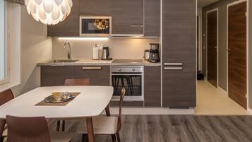 Fridge, microwave, dishwasher, cookware/dishes/utensils