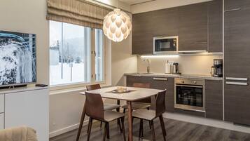 Fridge, microwave, dishwasher, cookware/dishes/utensils