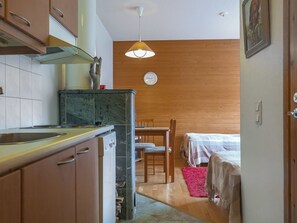 Fridge, microwave, dishwasher, cookware/dishes/utensils