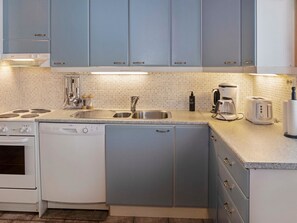 Jääkaappi, mikroaaltouuni, astianpesukone