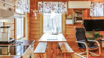 Refrigerador, microondas, lavavajillas, utensilios de cocina