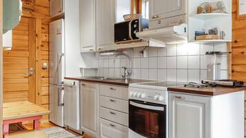 Refrigerador, microondas, lavavajillas, utensilios de cocina